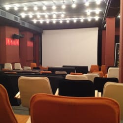 Subiaco Kinos - Der Kino-Saal. Ca. 90 Sitzplätze. Wohnzimmer-Atmosphäre durch einzelne Sofas dazwischen.