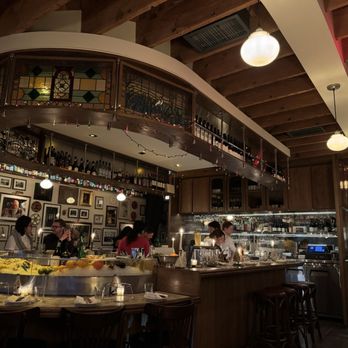Queen's Raw Bar & Grill - Seafood Near Me - Los Angeles, California Queen's Raw Bar & Grill - Seafood Near Me - Los Angeles, California