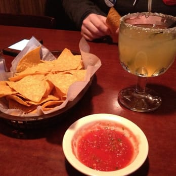 El Mariachi Mexican Restaurant - Complimentary chips & salsa.......ummmmm! Noms! - Mexican Near Me - Watertown, Wisconsin