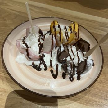 Sake Sushi Bar and Lounge - Mochi ice cream - Sushi Bars Near Me - Montrose, California