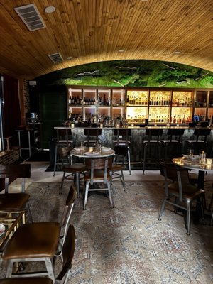 ホワイトラウンジ 86 & Vine Cocktail Parlor, 519 Livingston St, Norwood, NJ