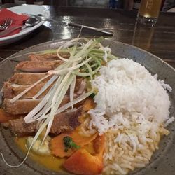 Ông Táo - Knuspriges Hühnchen mit Gemüse, Zitronengras und vietnamesischer, würziger Kokossauce