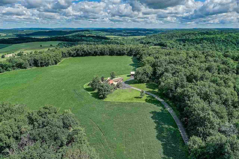 PEGGY ACKERFARBERRE/MAX PREFERRED 102 N Holiday Dr, Waunakee