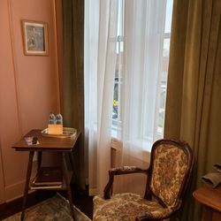Knox Hotel - Sitting area in bedroom
