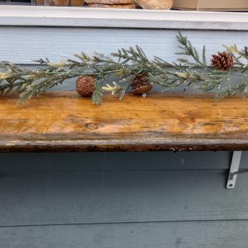 Bright Side Coffee - Pretty holiday decorations - Coffee & Tea Near Me - Boring, Oregon