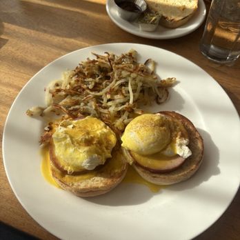 Meli Cafe - The Classic Benedict - Breakfast & Brunch Near Me - Chicago, Illinois