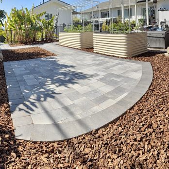 Reyes Quality Landscaping - Pavers and wood chips installed by Roque - Landscaping Near Me Reyes Quality Landscaping - Pavers and wood chips installed by Roque - Landscaping Near Me