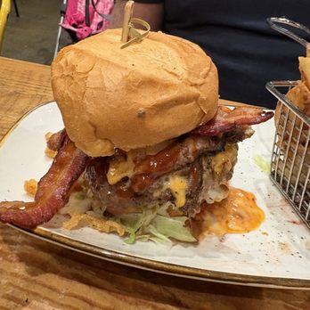 Crooked Hammock Brewery - Papa pig burger - New American Near Me - North Myrtle Beach, South Carolina