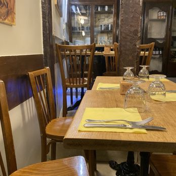 Le Poulbot - Interior front area- small but very sweet and cosy - French Near Me - Paris, 75 Le Poulbot - Interior front area- small but very sweet and cosy - French Near Me - Paris, 75