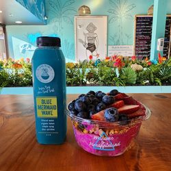 Playa Bowls - Dragonfruit pitaya bowl and drink