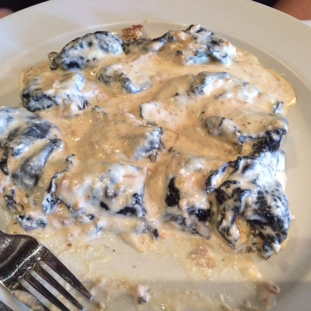 La Parolaccia - Squid ink ravioli filled with salmon, topped with creamy tuna sauce!! My friend said it was delicious!! - Italian Near Me - Buenos Aires, C