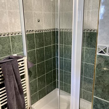 Middle House Hotel - Shower - Pubs Near Me - Mayfield, ESX