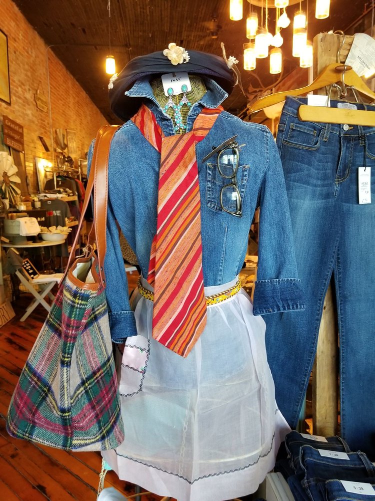 THE GRASSROOTS HOME Updated October 2024 52 Photos 140 W