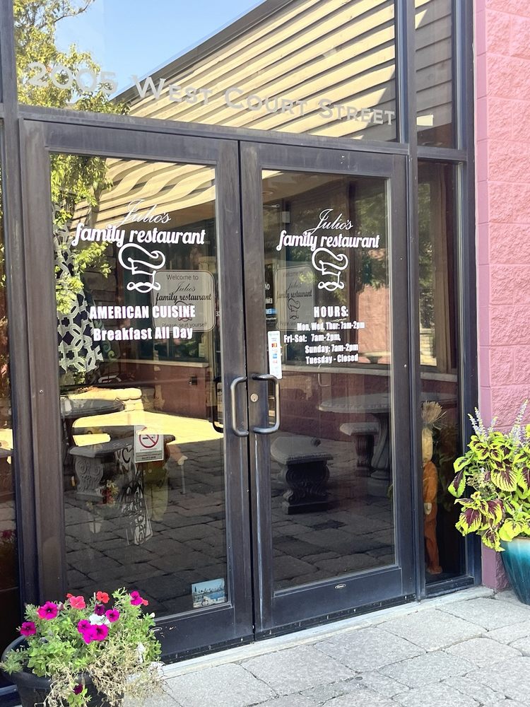 Julios family restaurant Logo