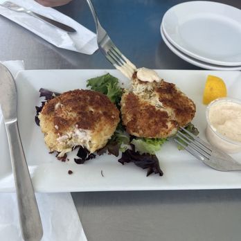 Commander's Shellfish Camp - Delicious crab cakes - Bars Near Me - St. Augustine, Florida