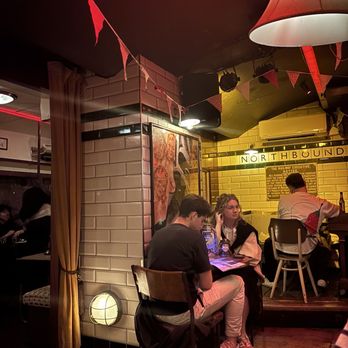 Cahoots Bar - Bars Near Me - Soho, XGL
