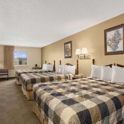 Days Inn by Wyndham Sheridan - Three Queen Beds Family Suite