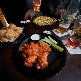 Maxwells Eatery - Buffalo wings Garlic Bread Balls pizza - Pizza Near Me - Redding, California