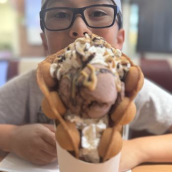 Crepe N Cream - Chocolate Peanut Butter Bubble Waffle - Bubble Tea Near Me - Murrieta, California