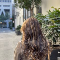 Rever Hairstyling - Highlights with soft wavy curls