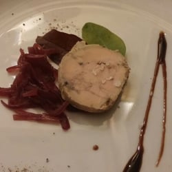 El Cid - Foie Gras - kachní játra marinovaná v portugalském porto víně podávaná s cibulovým chutney a balzamikovým sirupem