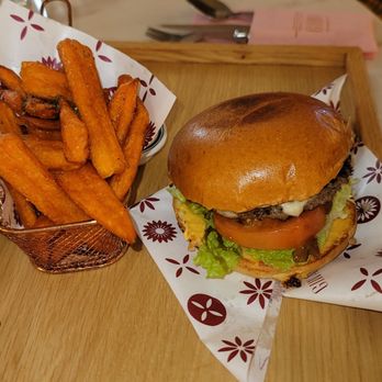 GIWA - Classic burger with sweet potato fries 10/10 - Breakfast & Brunch Near Me - Santa Clara, California