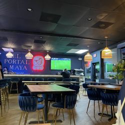 El Portal Maya - Davie - Inside