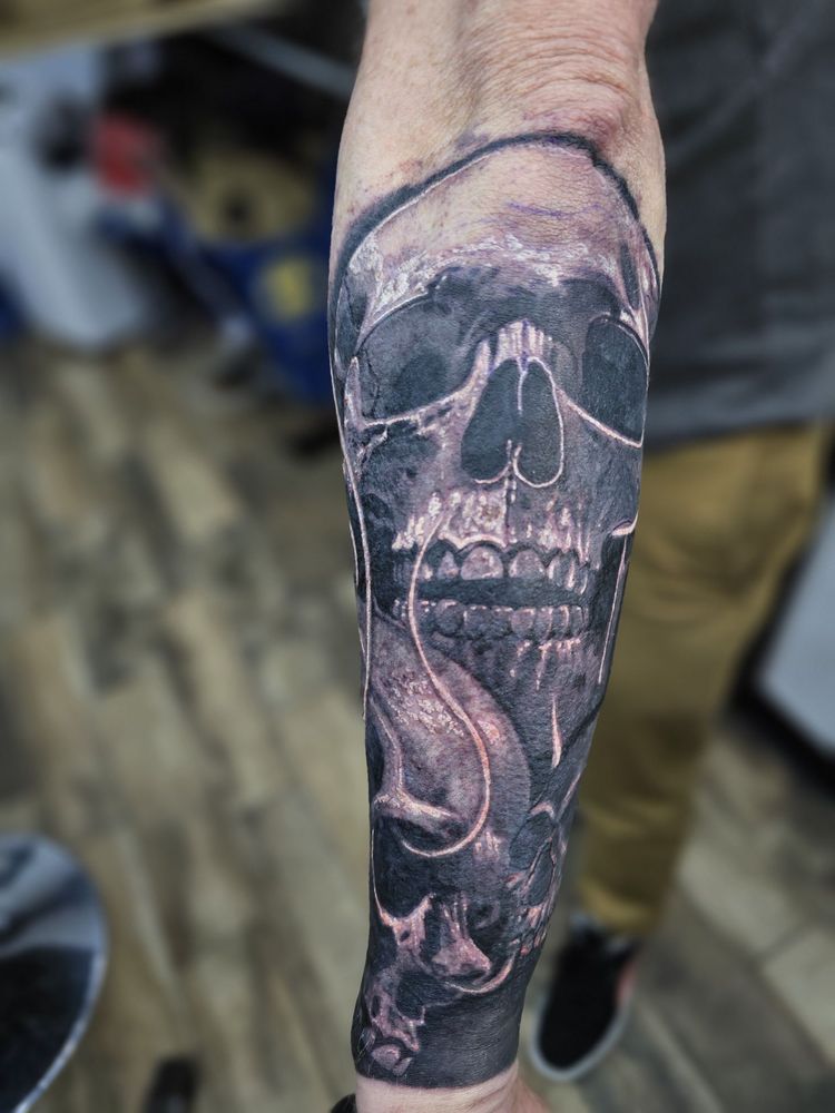 Mr Tattoo Logo