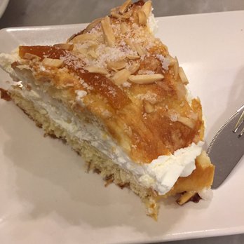 Chocolat - The king cake. - Cafeteria Near Me - Madrid, M Chocolat - The king cake. - Cafeteria Near Me - Madrid, M