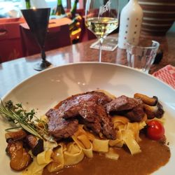 MIERA - Parpadelle mit Rinderffilet (28 €) und Rivaner (7 €)