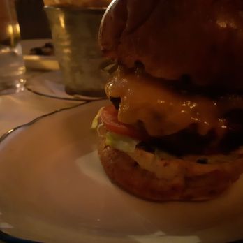 Monkland Taverne - The burger with cheese at 22$ does not come with fries. - Canadian (New) Near Me - Montreal, Quebec