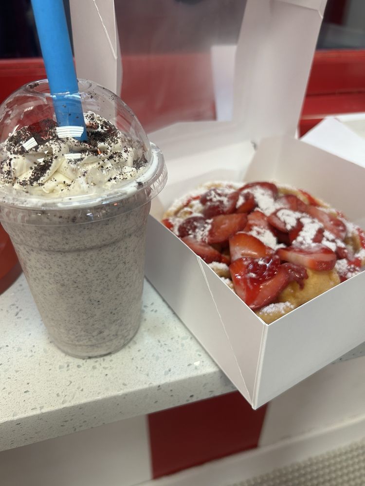 Food from Curly’s Carnival Eats & Creamery