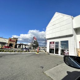 Exterior outside entrance of Jiffy Lube - Next to Chik-til-A. 3/31/22 - Puyallup, Washington Exterior outside entrance of Jiffy Lube - Next to Chik-til-A. 3/31/22 - Puyallup, Washington