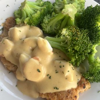 Weidmann's Restaurant - Fried Flounder topped with crab & shrimp with a side of broccoli. - Steakhouses Near Me - Meridian, Mississippi Weidmann's Restaurant - Fried Flounder topped with crab & shrimp with a side of broccoli. - Steakhouses Near Me - Meridian, Mississippi