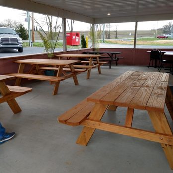 Red Rooster Pizzaria - Outside eating area - Pizza Near Me - Shippensburg, Pennsylvania