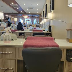 Lounge Nail Spa - Manicure Stations