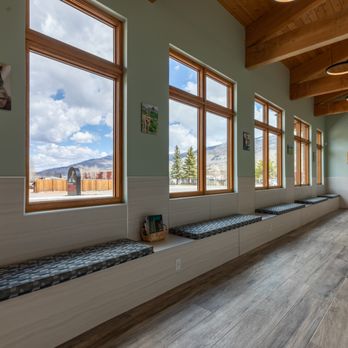 Silverthorne Veterinary Hospital - lobby/waiting area - Veterinarians Near Me - Silverthorne, Colorado Silverthorne Veterinary Hospital - lobby/waiting area - Veterinarians Near Me - Silverthorne, Colorado