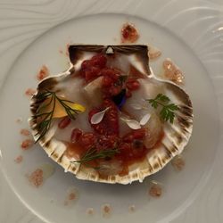 L'Essentiel - Scallop carpaccio with raspberries, and pomegranates