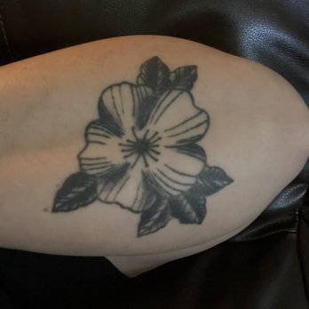 Les Tattoos - Flower by Gen - Tattoo Near Me - Sacramento, California