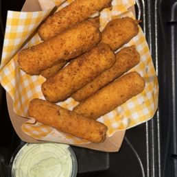 Mozzarella sticks with garlic sauce
