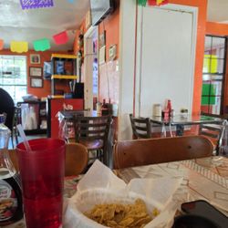 El Roble - Inside and chips