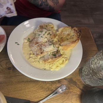 Do Scratch Made Pizza & Pasta - Chicken alfredo - Italian Near Me - Sevierville, Tennessee Do Scratch Made Pizza & Pasta - Chicken alfredo - Italian Near Me - Sevierville, Tennessee