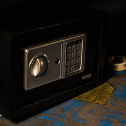 Escaping - Escaping locked safe in escape room Utrecht