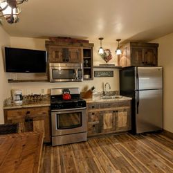 Cedar Glen Lodge - Kitchen