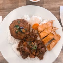 Cơm Tấm Tàu Hủ Ky Bò Nướng Dồi