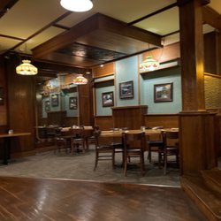 Houligans Steak & Seafood Pub - Dining room