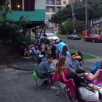 Franklin Barbecue - At 8am and people are still coming... - Barbeque Near Me - Austin, Texas
