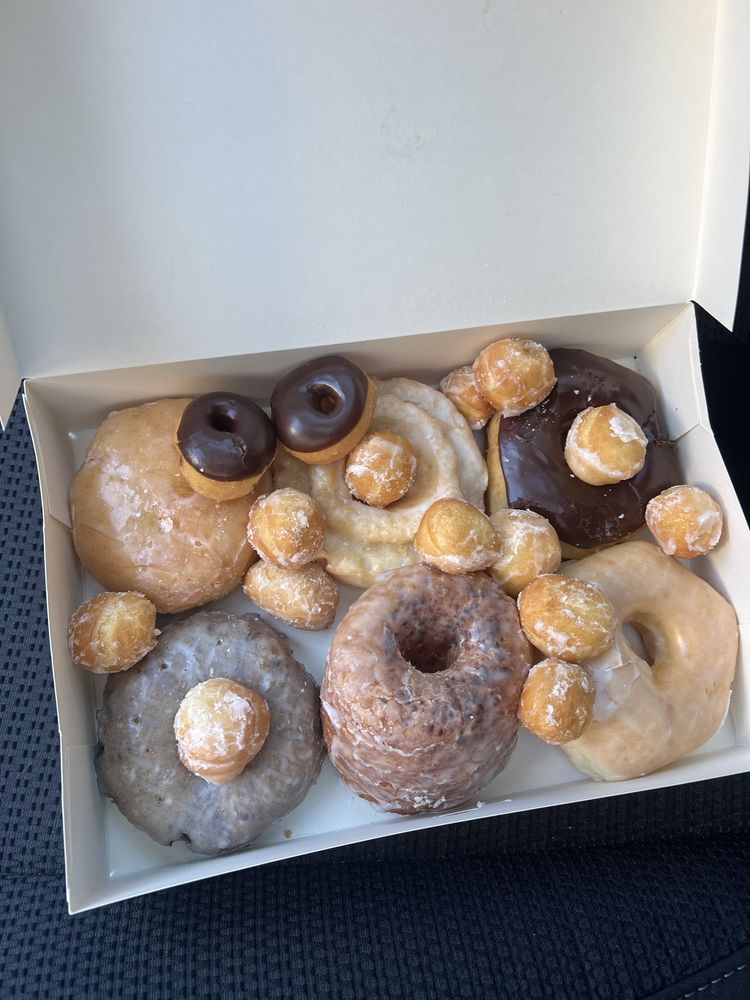 Donut Paradise Logo