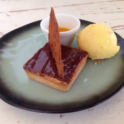 Le Poinçon - Tarte au chocolat, glace fruits exotiques et coulis de fruit de la passion