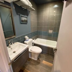 Vail 21 Condominiums - Unit 601 guest en suite bath
